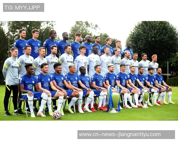 拜仁慕尼黑25-26赛季全家福展现新援风采与德超杯沙拉盘荣耀